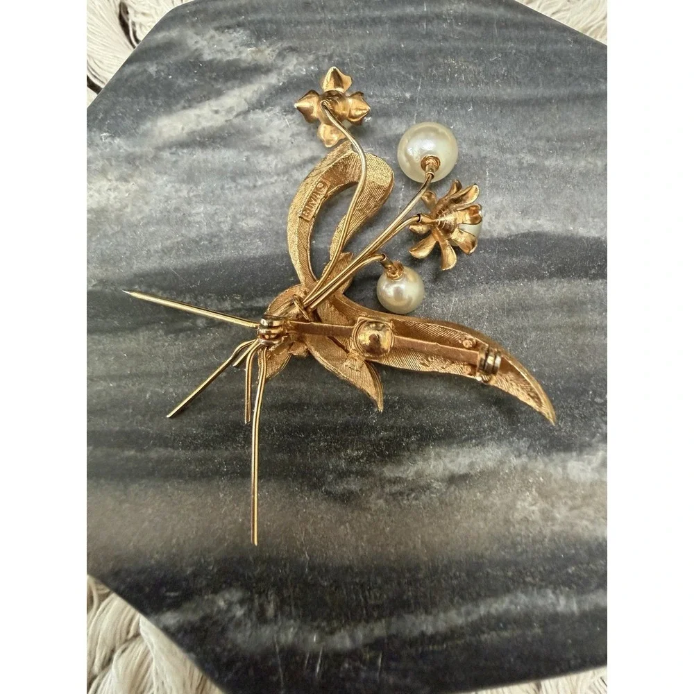 Vintage Signed Roma Faux Pearl Flower in Gold‎ Tone Metal Leaves Brooch